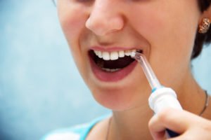 Munddusche benutzen – Plaque effektiv entfernen und Zahnerkrankungen vorbeugen