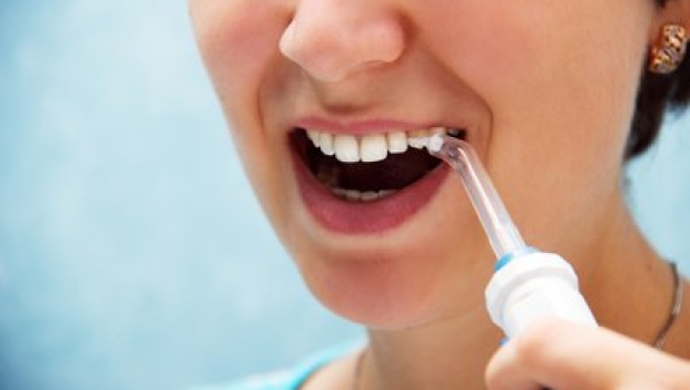 Munddusche benutzen – Plaque effektiv entfernen und Zahnerkrankungen vorbeugen